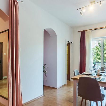 2 Bedroom Beautiful Apartment In Valtura エクステリア 写真