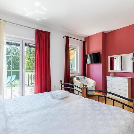2 Bedroom Beautiful Apartment In Valtura エクステリア 写真
