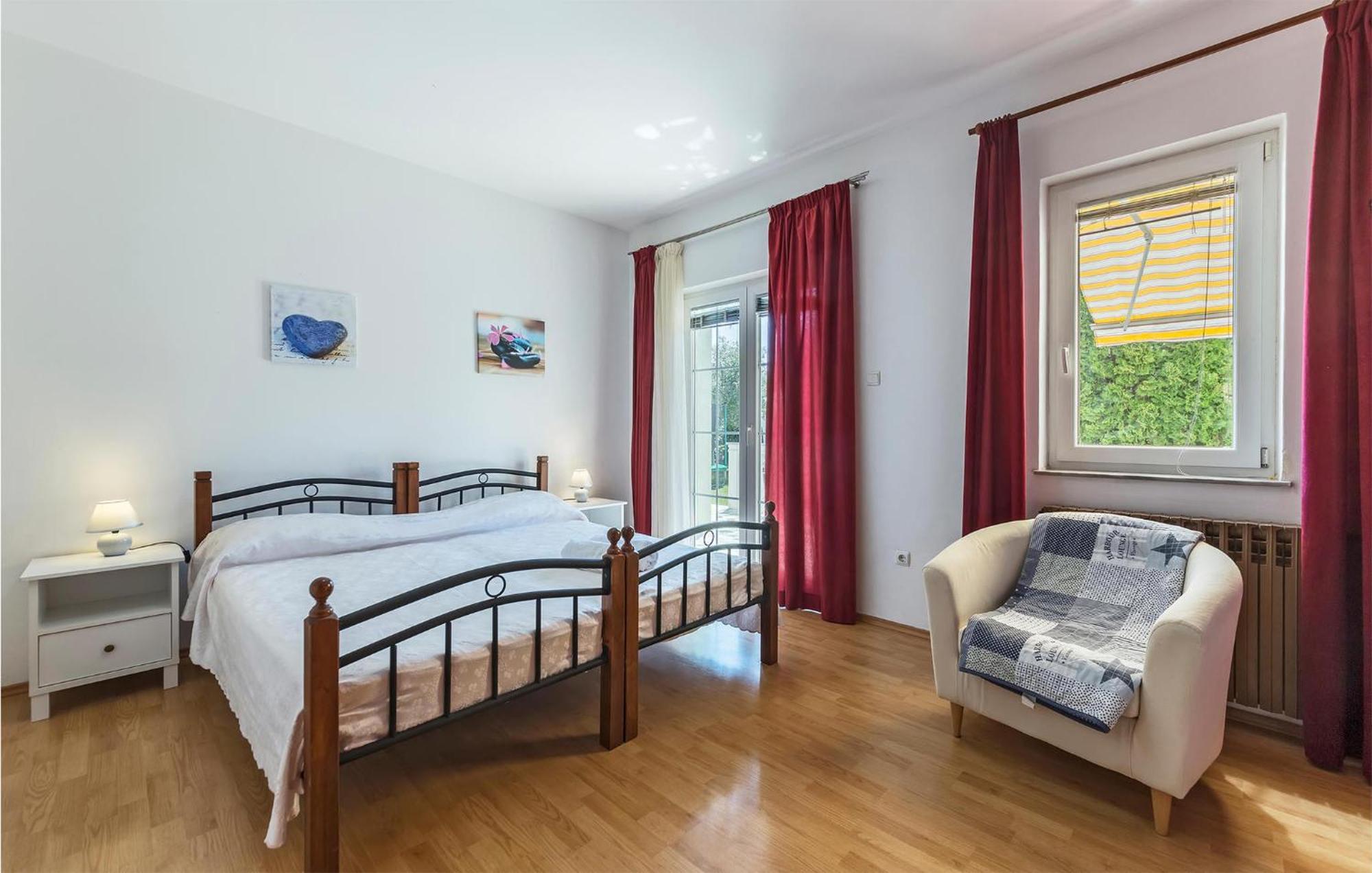 2 Bedroom Beautiful Apartment In Valtura エクステリア 写真