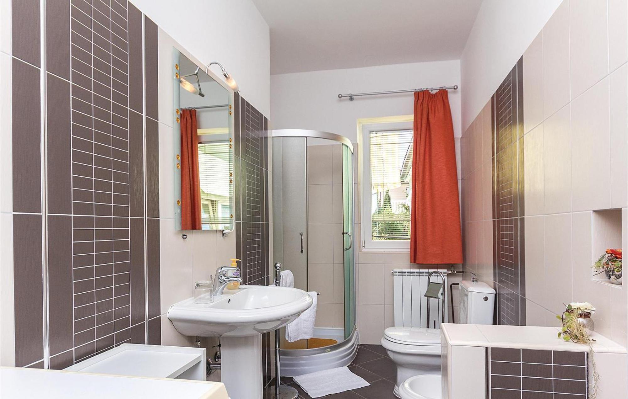 2 Bedroom Beautiful Apartment In Valtura エクステリア 写真