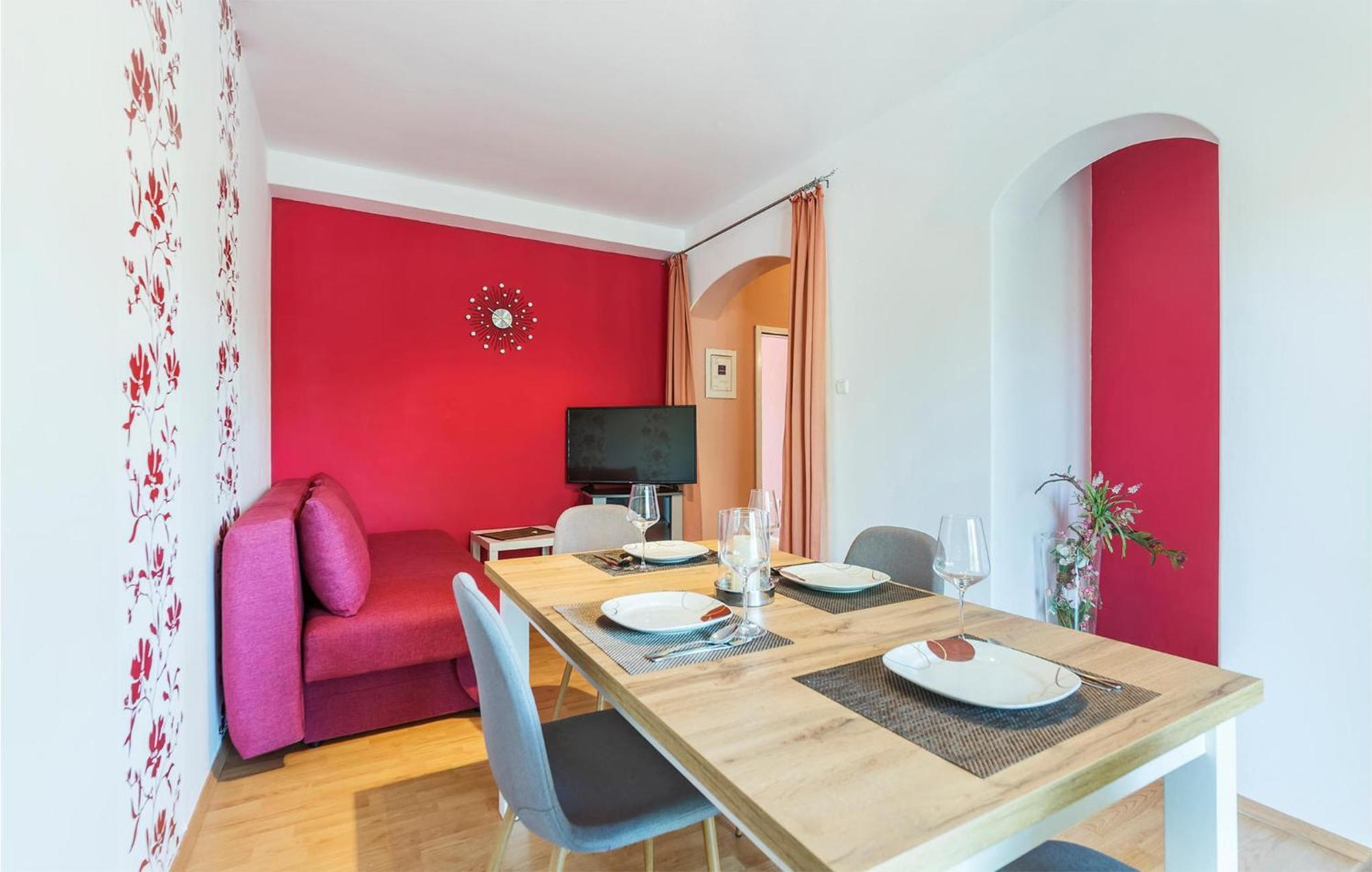 2 Bedroom Beautiful Apartment In Valtura エクステリア 写真